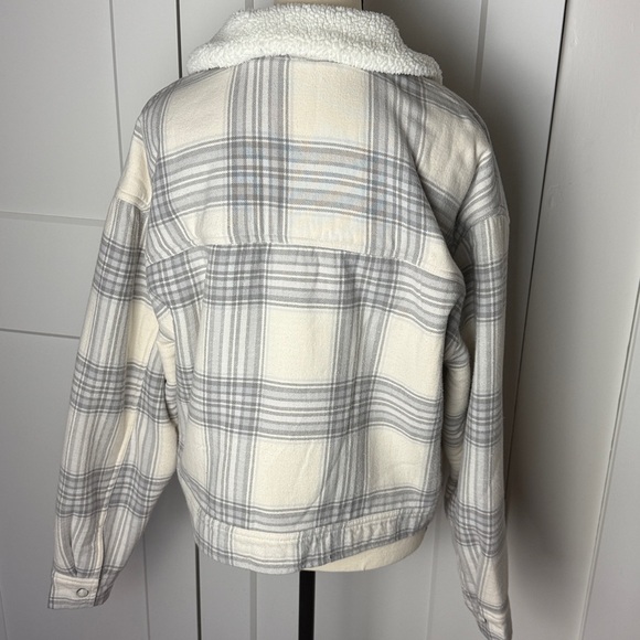 Aerie Cropped Sherpa Lined Shacket grey & white plaid medium snap button front - Picture 7 of 13